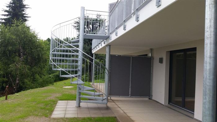 Wendeltreppe aus Stahl an einem Wohnhaus