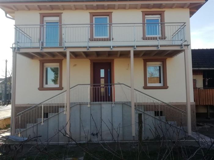Balkon- und Treppengeländer an einem sanierten Altbau