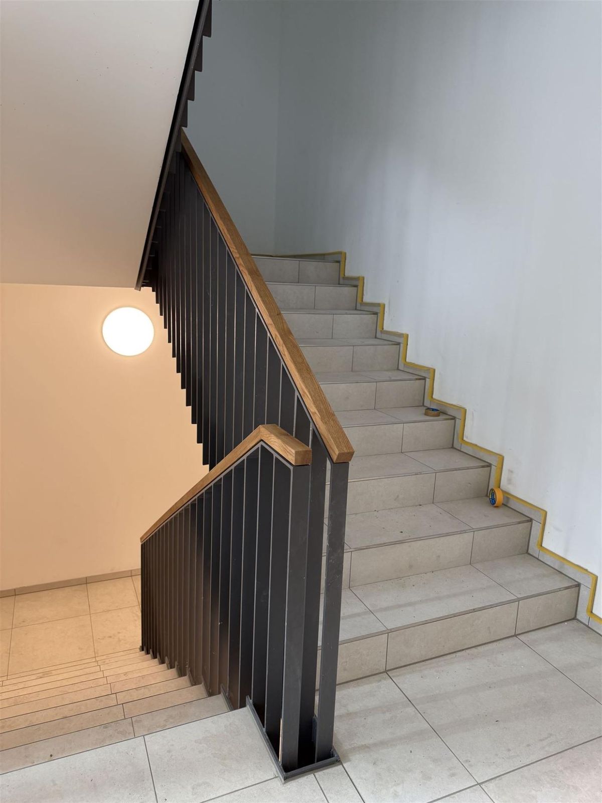 Treppengeländer aus Stahl mit Holzhandlauf