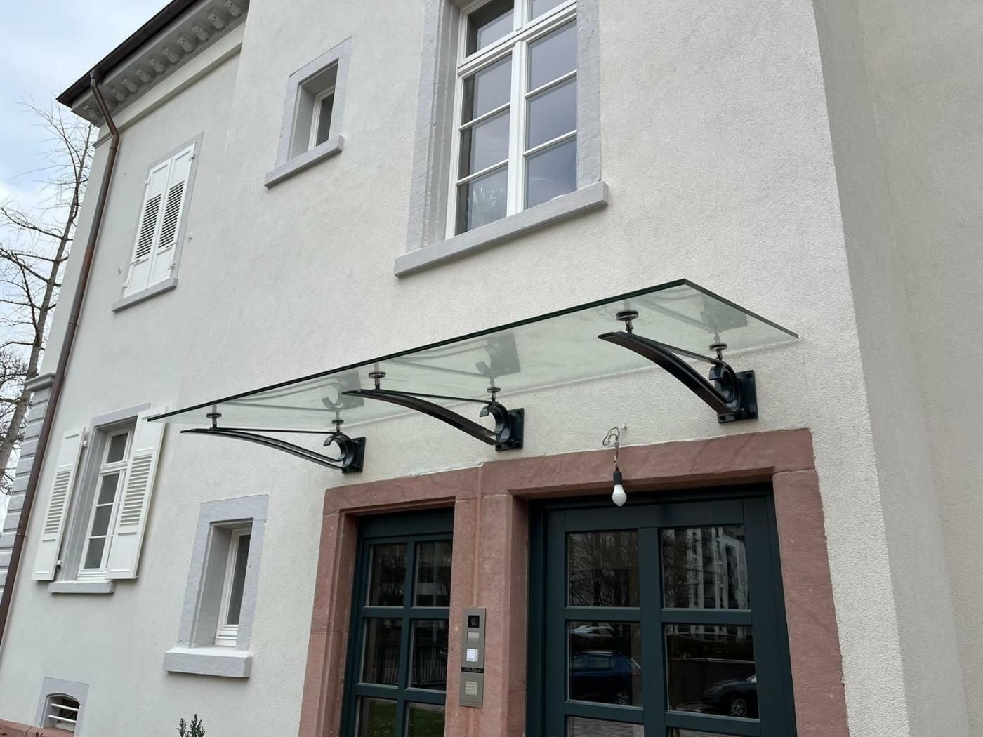 Glasvordach über einem Hauseingang