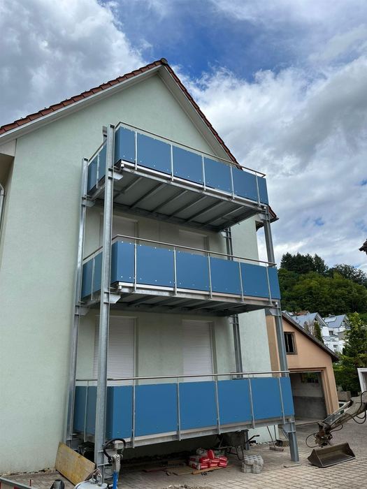 Vorgestellte Balkonanlage mit Glasbrüstung