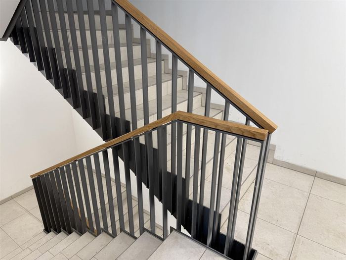 Treppengeländer mit Holzhandlauf